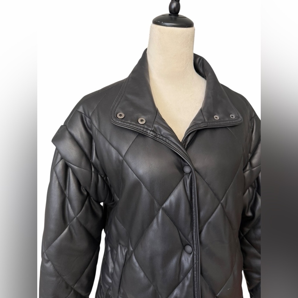Apparis Liniane Lightwait Quilted faux Black Leather Puffer Jacket
Bin 4 - Picture 5 of 11